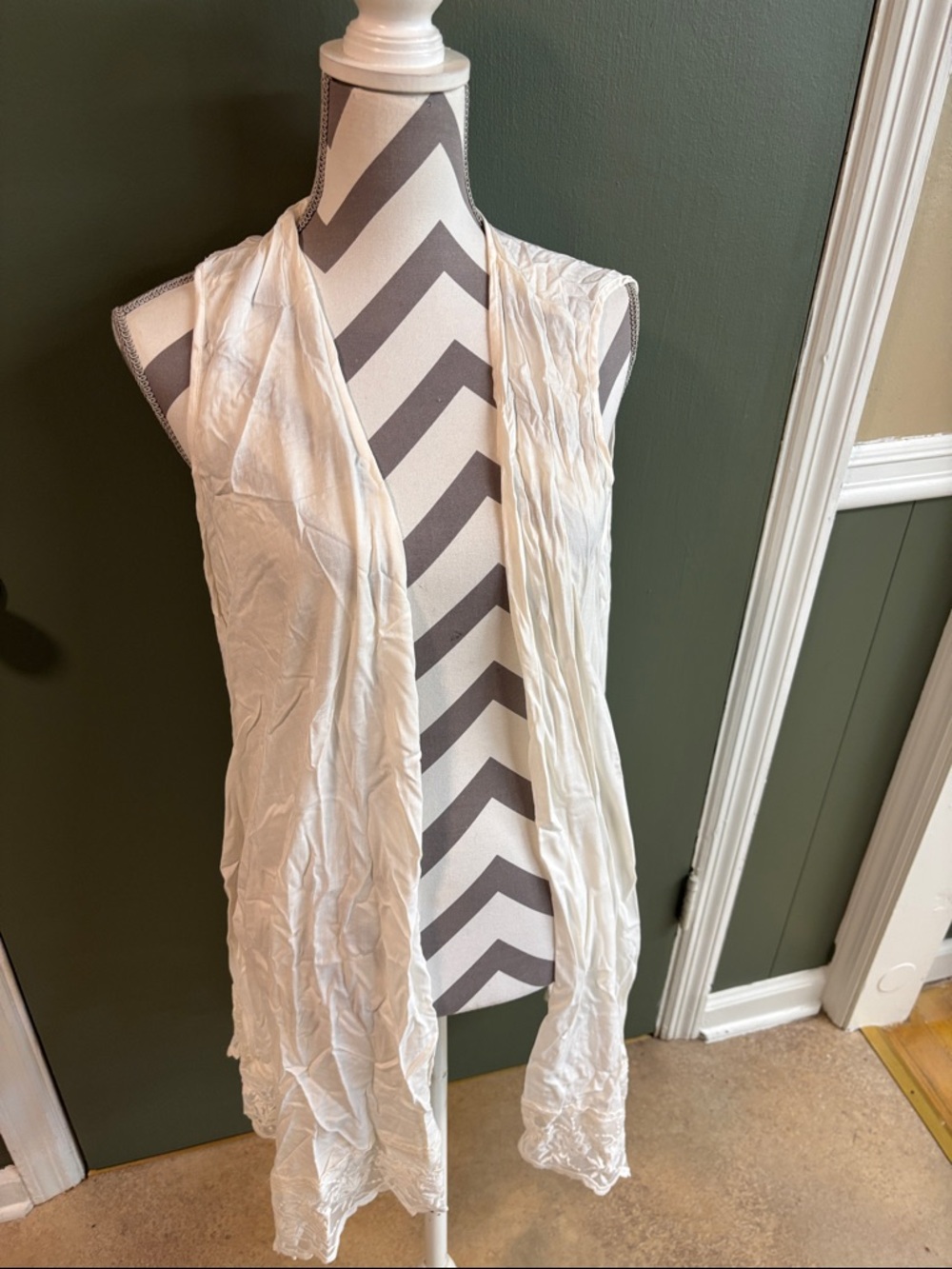torrid White Sleeveless Open-Front Vest